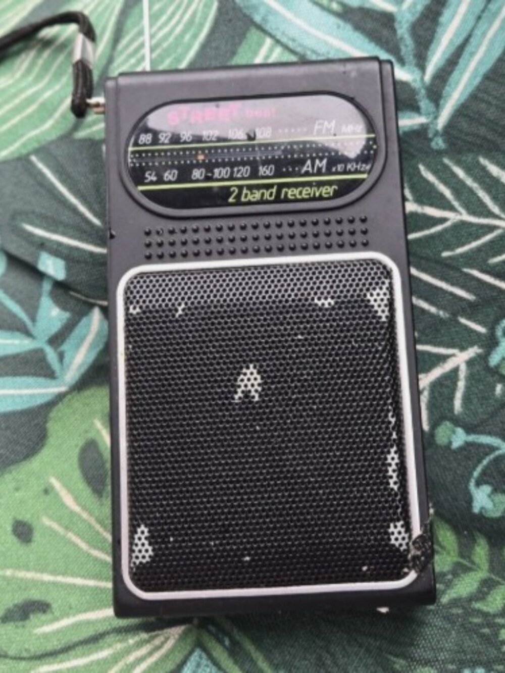 Vintage 1990 Street Beat Model PR22 AM FM Pocket Radio Brand working
